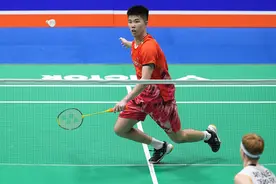 中国羽毛球公开赛翁泓阳险胜安东森晋级男单半决赛图片