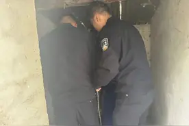 大妈不慎坠入厕所，警民合力救援图片