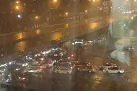 车辆停在桥下躲冰雹致严重拥堵，这样做违法吗？图片