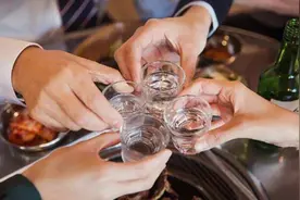 惊呆了！男子酒后狂吐，竟把肠子“吐”到了胸腔图片