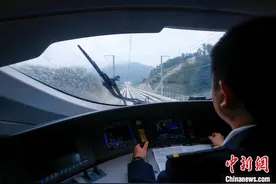 安徽黄山：昌景黄高铁试运行图片