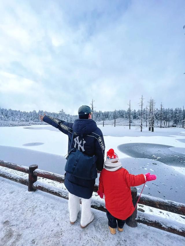 寒假遛娃必冲！瓦屋山冰雪仙境已上线，小神兽耍雪自由get！