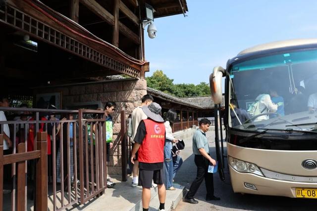 国庆假期过半，安全秩序不松懈！龙虎山文明旅游服务暖人心！