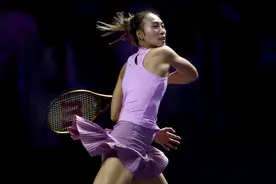WTA年终总决赛决赛，郑钦文1-1高芙！图片