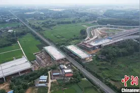 四川眉山：上跨成昆铁路的绕城公路特大桥顺利转体图片