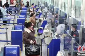 中哈免签一周年 新疆霍尔果斯口岸共验放出入境旅客132万人次图片