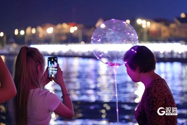 夏夜五四广场：市民游客共享城市活力
