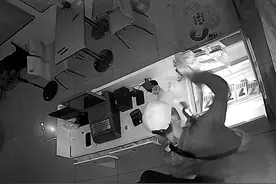 两体彩店“刮刮乐”失窃，当地警方介入 一店员称被盗几小时后就被兑奖图片