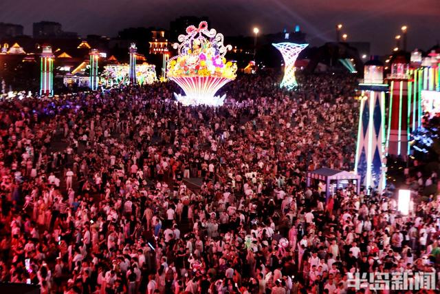 人头攒动！啤酒节开幕夜现“人海”奇观