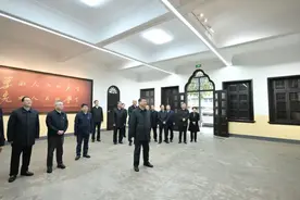 习近平考察湖南第一师范学院：学校的办学宗旨要引导学生立志报国图片