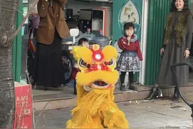 女孩街边舞狮遇专业舞狮队伴奏 家长：这是女儿第1次在店门口练习图片