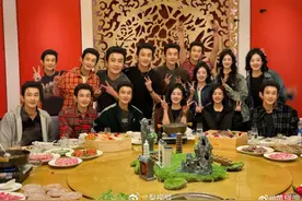 10个黄晓明5个赵丽颖聚餐：个个都顶着主演的脸，真的要被笑死了图片