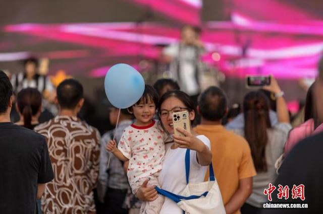 浙江金华：广场音乐季唱响夏日夜生活