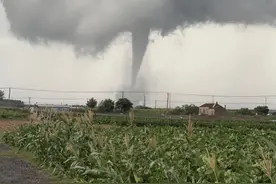 江苏泗洪县有村民称看到龙吸水现象，宿迁气象局：有派人前往现场，仅凭视频无法确定图片