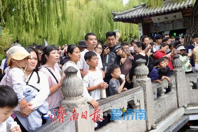 国庆首日趵突泉游人如织 泉水游成假日首选