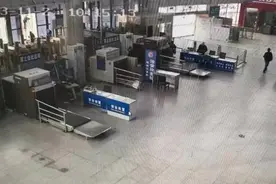 湖南六旬旅客上电梯时意外摔倒，铁警相助获感谢图片