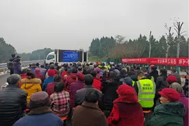 四川南充营山公安交警大队联合多部门开展冬季道路交通安全宣传活动图片