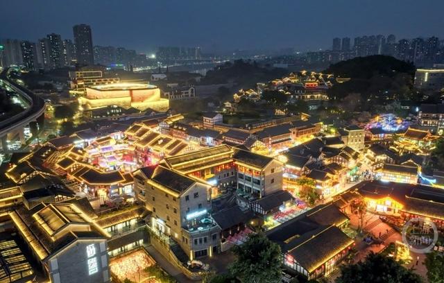 重庆磁器口“山海骐骥”灯会璀璨启幕，古镇夜色流淌神话光韵