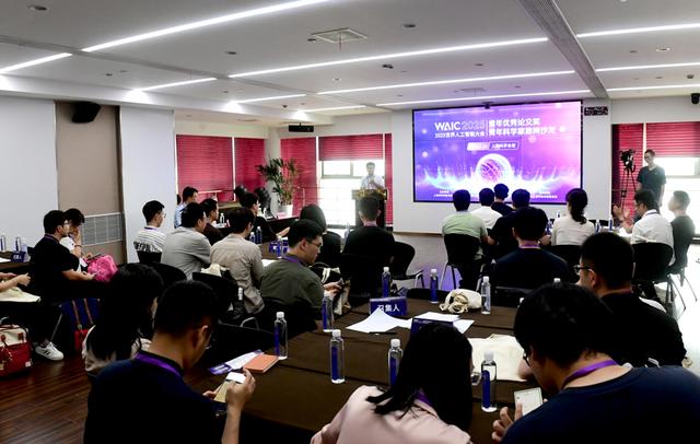 机器人已学会人类微表情？青年AI“卷王”齐聚WAIC思辨
