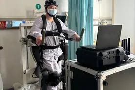 当脑控机器人来到病床旁，瘫痪患者靠“意念”重新行走图片