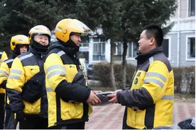 充电宝免费用、骑手餐优惠吃，美团强化骑手冬季“吃用穿行”保障图片