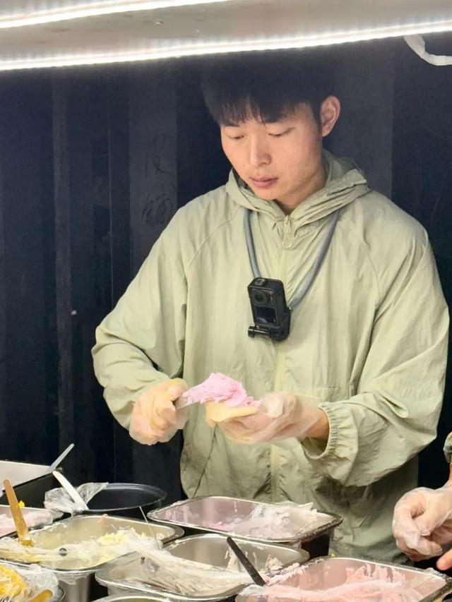 27岁小伙辞去月薪8000元工作，摆摊卖麻糍日入破千元：想做鸡排哥那样的“麻糍哥”