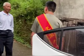 小伙参军入伍家人挥泪送别图片
