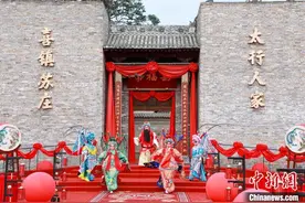 喜镇苏庄“喜上加囍” 山西百对优秀职工集体婚礼演绎“中式”浪漫图片