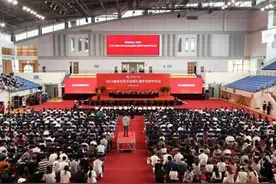 让青春光芒在时代舞台中央灼灼其华图片