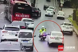 暖心！暴雨天孕妇突发不适 交警紧急开道送医图片