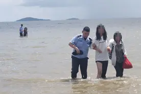 赶海被困礁石 民警紧急救援图片