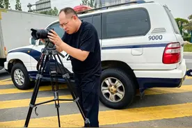 “隐藏”在镜头后的他丨滨州市公安局交警支队辅警 刘东蕾图片