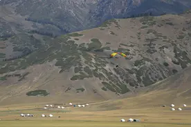 赛里木湖迎来暑期旅游旺季图片