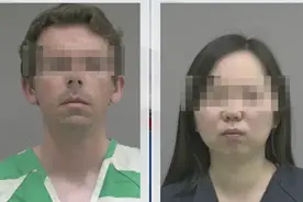 将亲生俩娃关在笼子里，美国大学学者夫妇被捕，亚裔妈妈辩称“孩子有多动症”图片