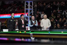 （体育）奥沙利文、丁俊晖在拉萨与斯诺克爱好者切磋球技图片