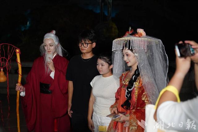 黄鹤楼前送祝福，七夕良缘共此时
