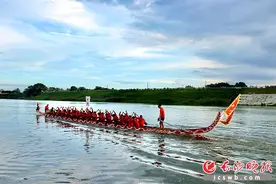 社交媒体上，端午节赛龙舟这项古老的运动突然成了网络热点，长沙浏阳河、捞刀河等水域纷纷开展自由竞渡和龙舟赛事，参与龙舟队较往年明显增多 划了两千年，龙舟赛为何火爆出圈图片