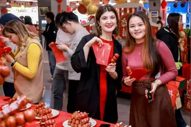 剪窗花、包饺子，北京航空航天大学留校学生一起过大年图片