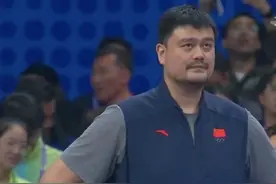 难受啊！中国男篮遭菲律宾逆转 姚明赛后双手叉腰眼神空洞图片