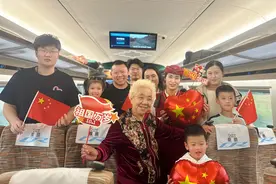 列车上为祖国送祝福图片