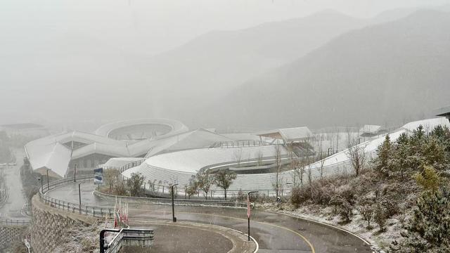立冬节气，北京山区下雪啦！这里雪花纷纷扬扬，屋顶都白了