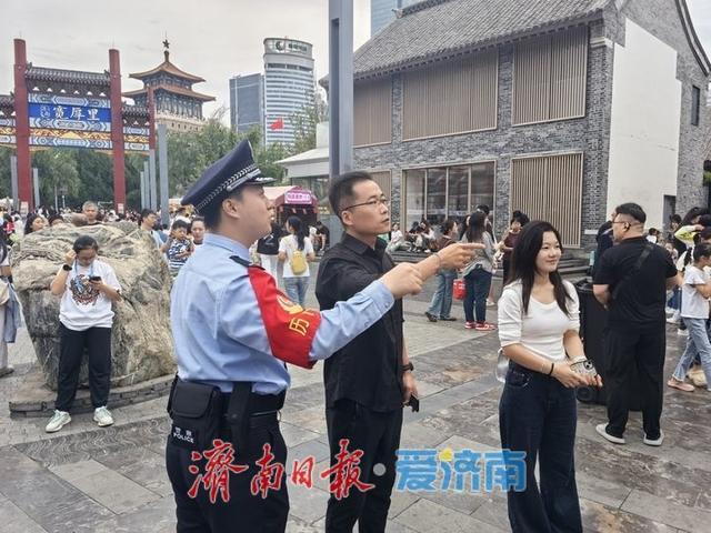 历下公安“文化喊话”对月吟诵 中秋国庆守护泉城平安有序