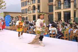 废报纸、塑料袋变服装  潮酷萌娃时尚“T台秀”图片