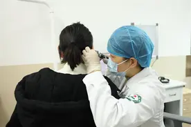 女白领突发眩晕耳聋，VR虚拟游戏中完成前庭功能康复，医生：不要忽视眩晕背后的突发性耳聋图片