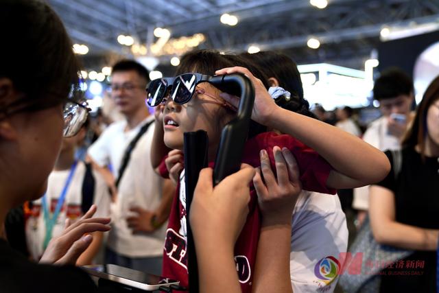 直击WAIC 2025丨上海变身未来实验室，机器人、尖端芯片、AI应用⋯⋯众多科技惊艳亮相