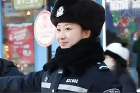 景甜“尔滨分甜”！26岁高颜值女辅警走红，最多时一天有四五十人合影图片