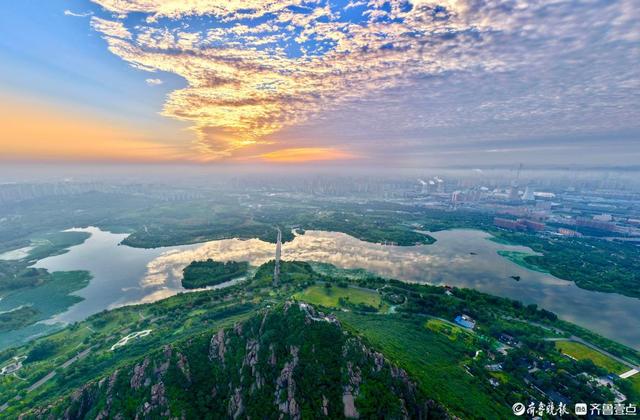 初秋济南天空如画卷，华山湖晨光徐徐展开
