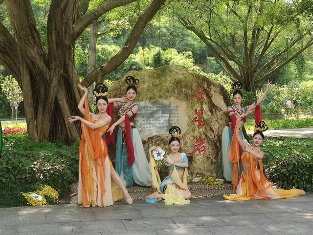 国庆期间，七星岩“剧”好玩！日间墨客戏西游，夜间水灯祈星河