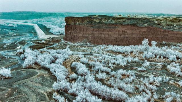 新疆托克逊县天山红河谷现雾凇景观 玉树琼枝映赤壁
