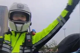 一路开道一路喊！女骑警开道送伤者就医，全程太帅了图片